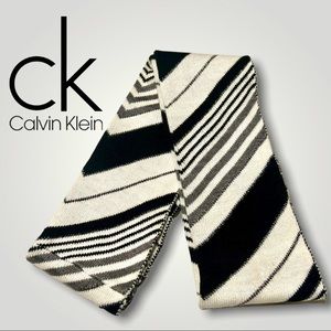 CALVIN KLEIN: Infinity Loop Knit Geometric Print Scarf